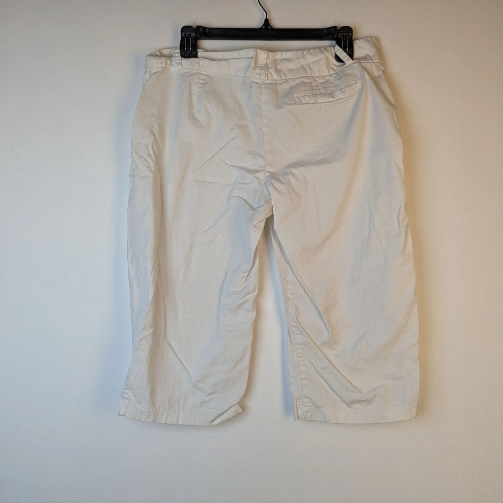 In Moda White Bermuda Capris - 9/10