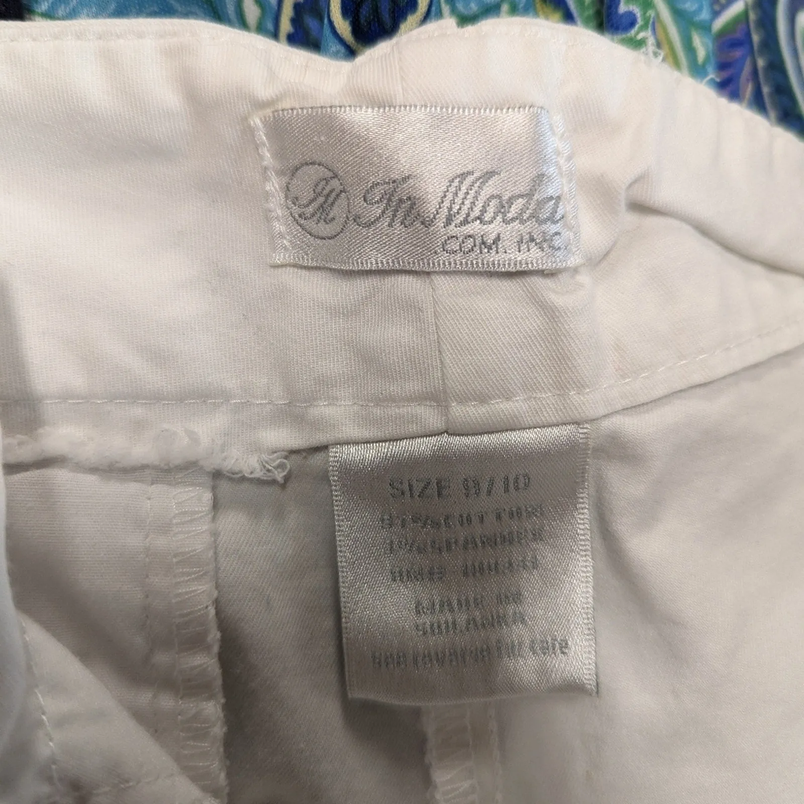 In Moda White Bermuda Capris - 9/10